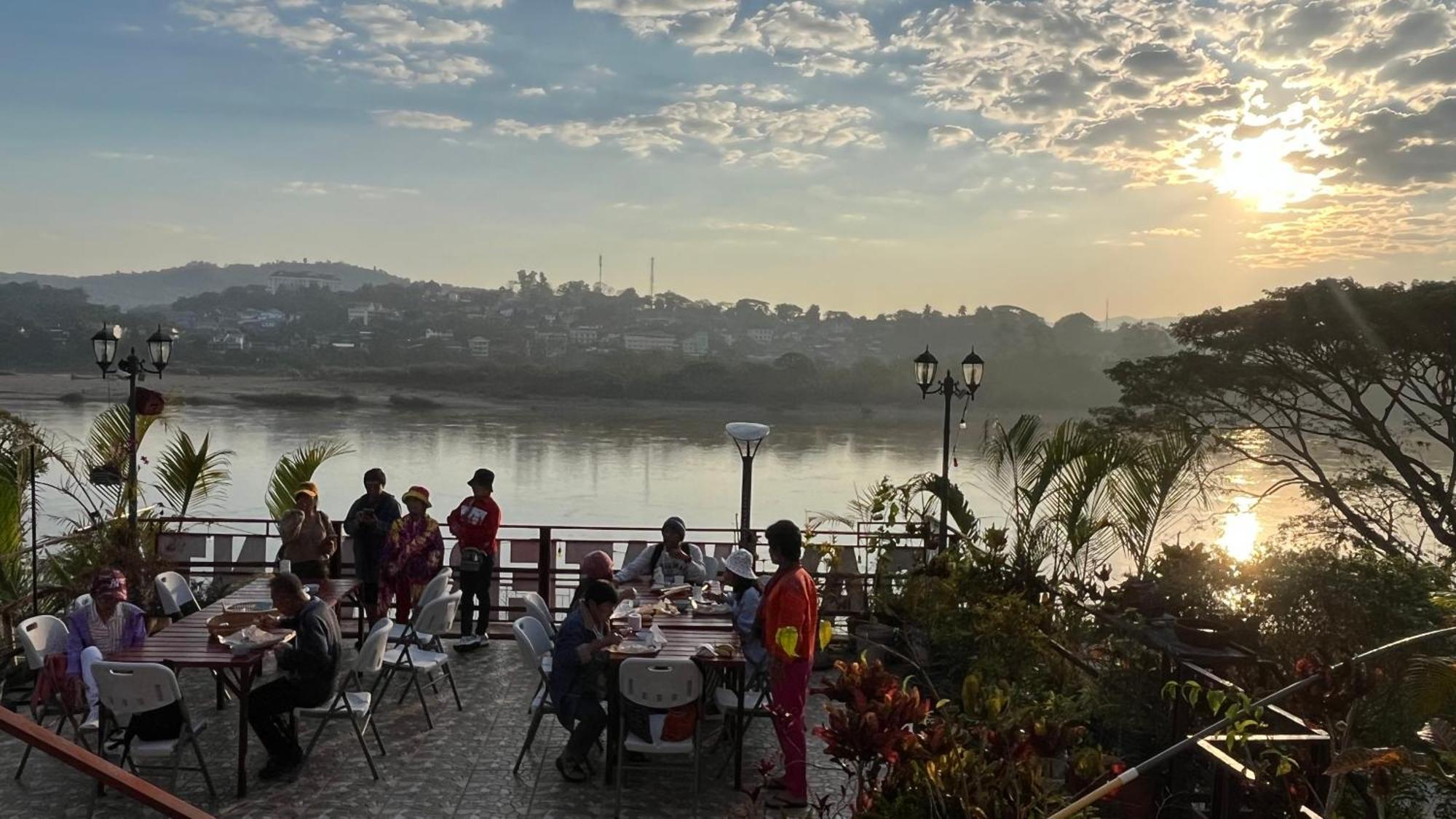 Day Waterfront Hotel Chiang Khong Bagian luar foto