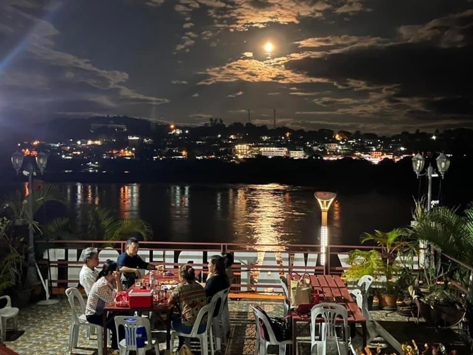 Day Waterfront Hotel Chiang Khong Bagian luar foto