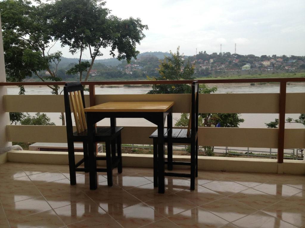 Day Waterfront Hotel Chiang Khong Bagian luar foto