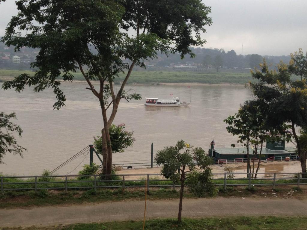 Day Waterfront Hotel Chiang Khong Bagian luar foto