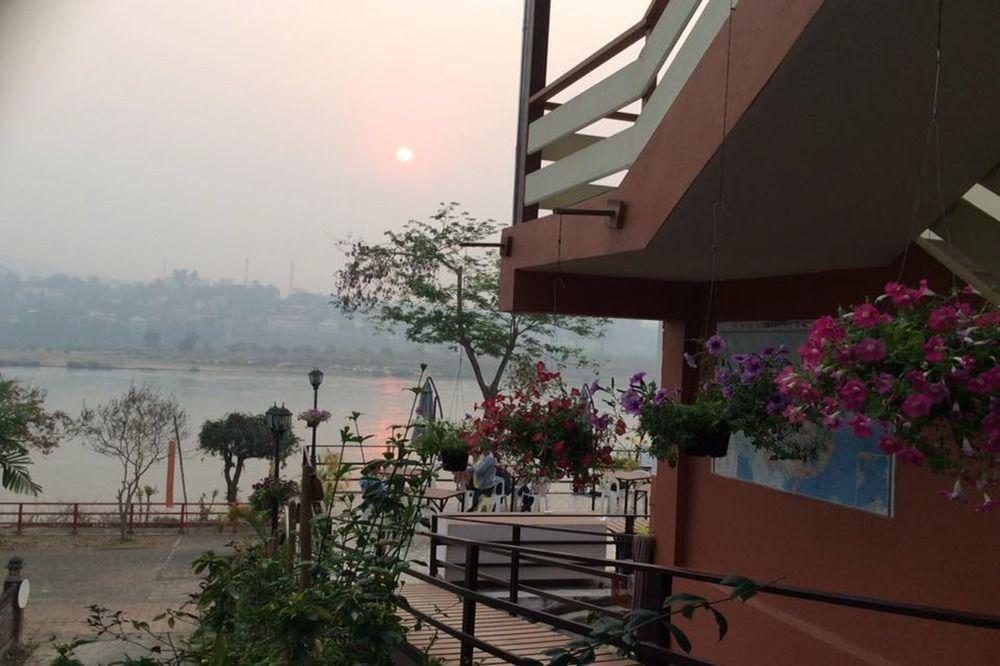 Day Waterfront Hotel Chiang Khong Bagian luar foto